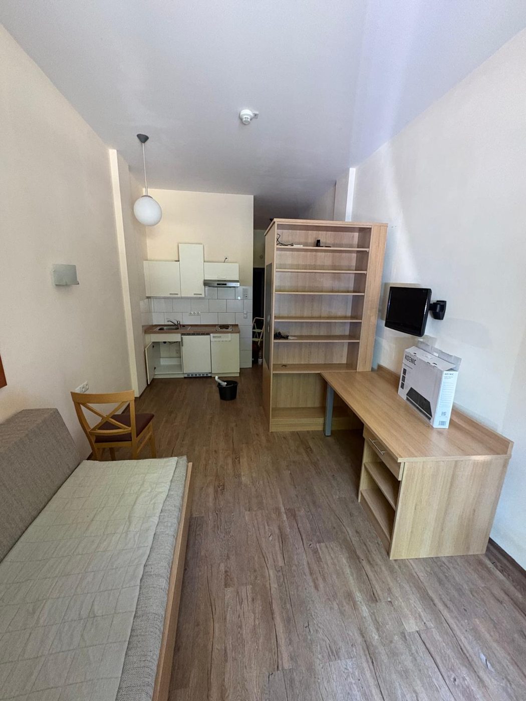 Wohnung vor der Entrümpelung in Bamberg – voll möbliert mit Sofa, Regal, Schreibtisch und Einbauküche